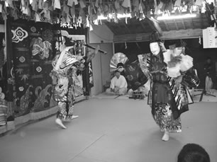 嘉久志町(かくしちょう)岩根神社の夜神楽