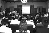 国立市民、大学関係者他で満員となった会場で講義が始まる